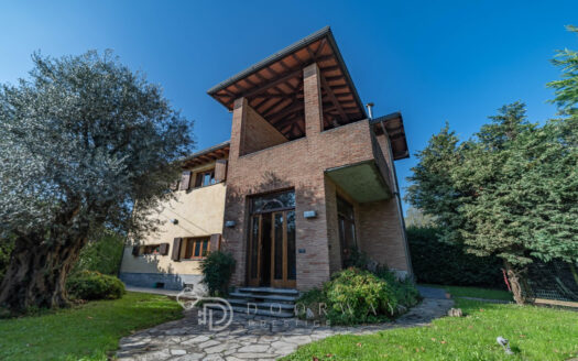 Villa di Prestigio con Giardino Privato Corsico Milano