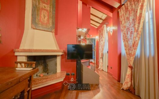 Elegante Bilocale con Camino e finiture classiche a Brera