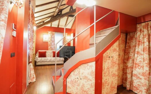 Elegante Bilocale con Camino e finiture classiche a Brera