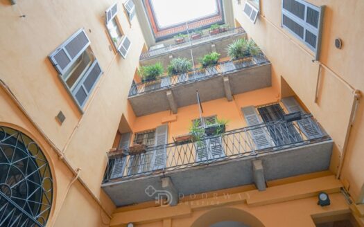 Elegante Bilocale con Camino e finiture classiche a Brera