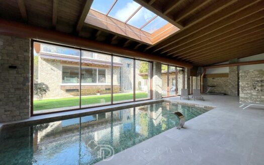 Villa di Prestigio con piscina coperta a Monza