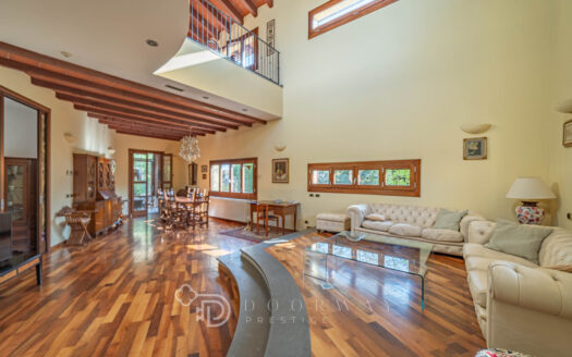Villa di Prestigio con Giardino Privato, Corsico, Milano